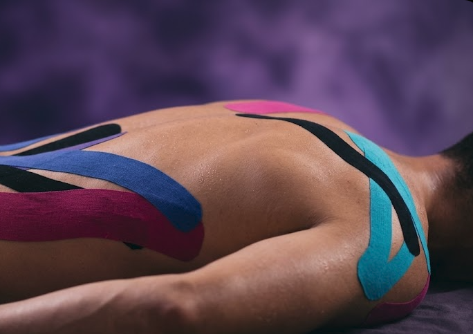 Aplicación de Kinesiotape en Elche para recuperación muscular y alivio del dolor en Dimensión Zen.